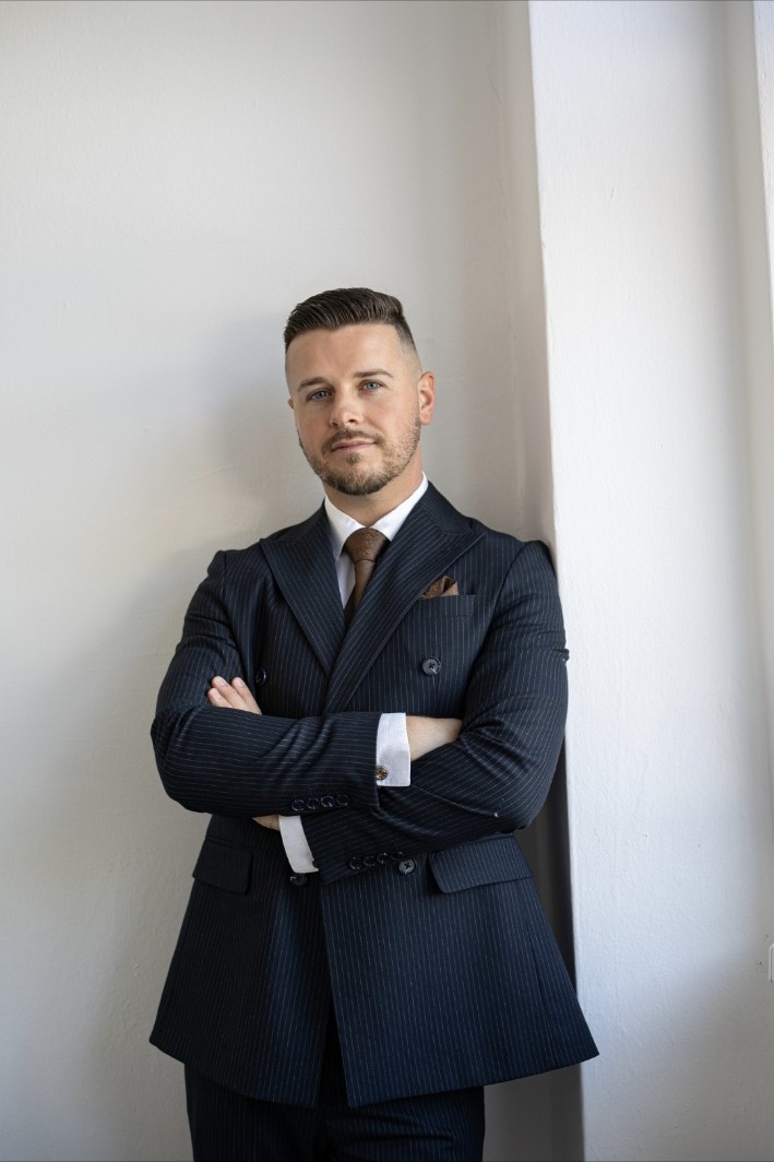 Király Dominik v tmavomodrom obleku, vlastný portrét