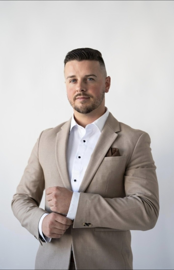 Király Dominik v elegantnom obleku